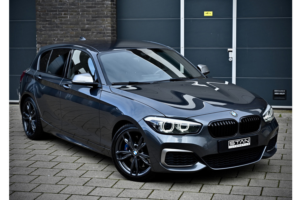 BMW 1 Serie M140i xDrive 480PK | Mineral Grau | Akrapovic | Sublieme staat 52218950-0.jpg | Stan Automotive