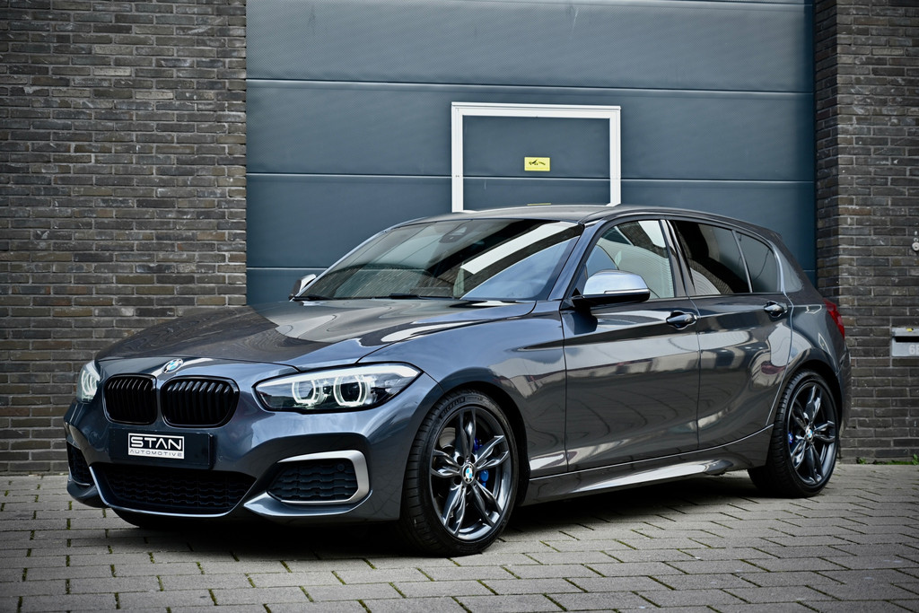 BMW 1 Serie M140i xDrive 480PK | Mineral Grau | Akrapovic | Sublieme staat 52218950-3.jpg | Stan Automotive